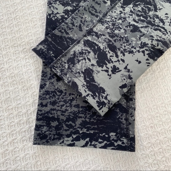 Nike Dri-Fit Black White Splatter Crop Leggings - Picture 7 of 8